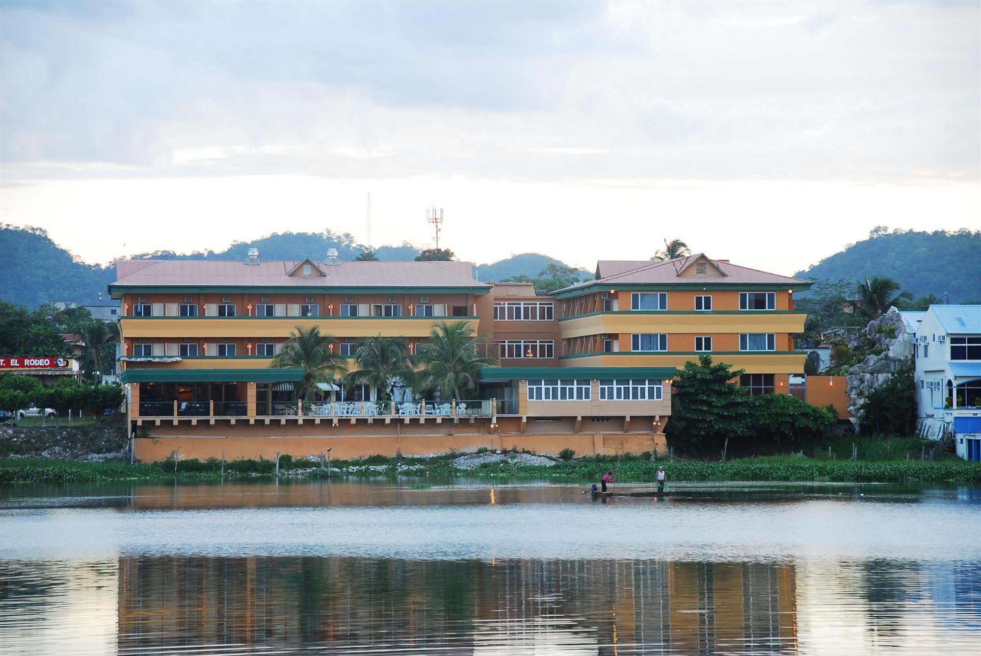 Peten Esplendido Flores Kültér fotó
