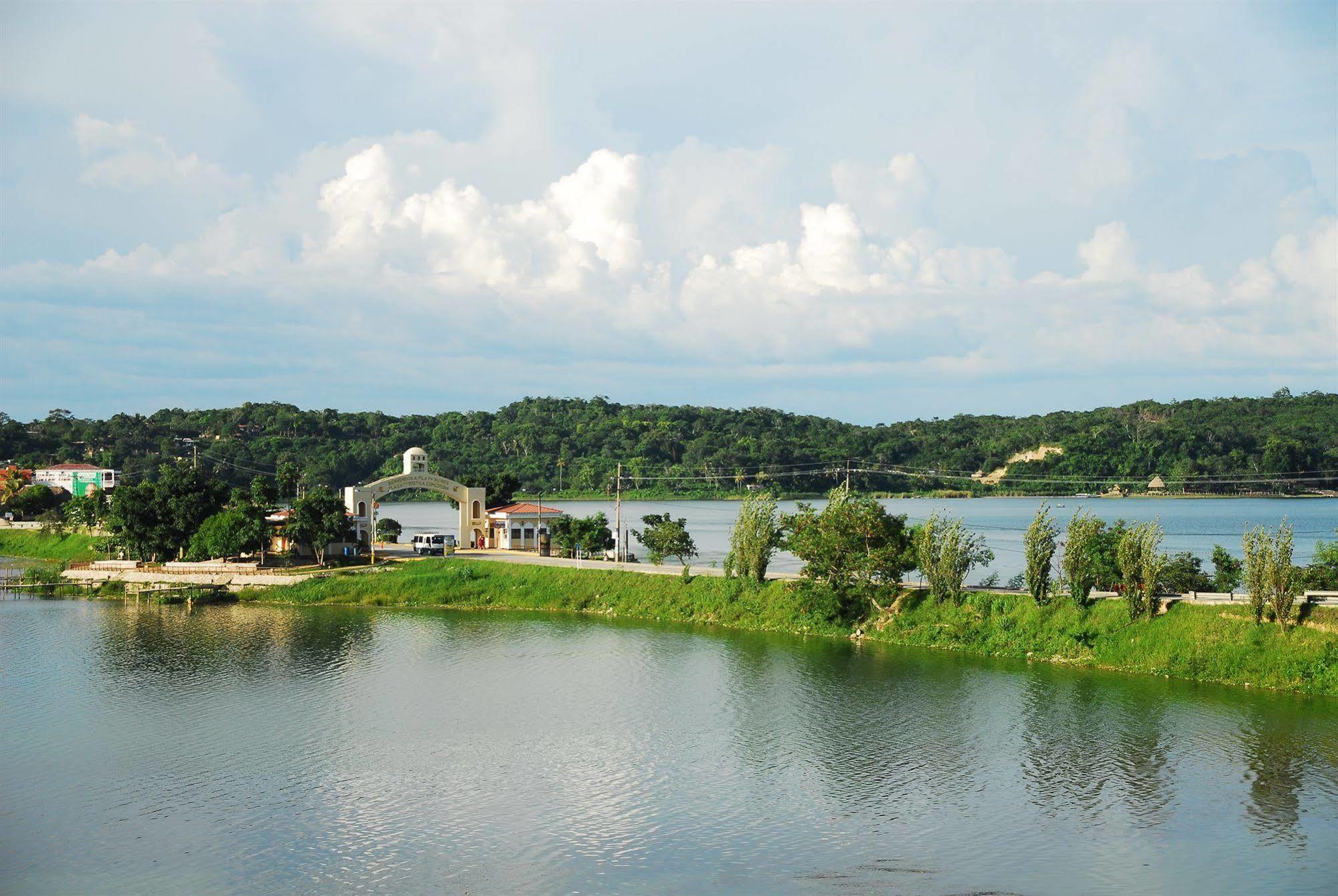 Peten Esplendido Flores Kültér fotó