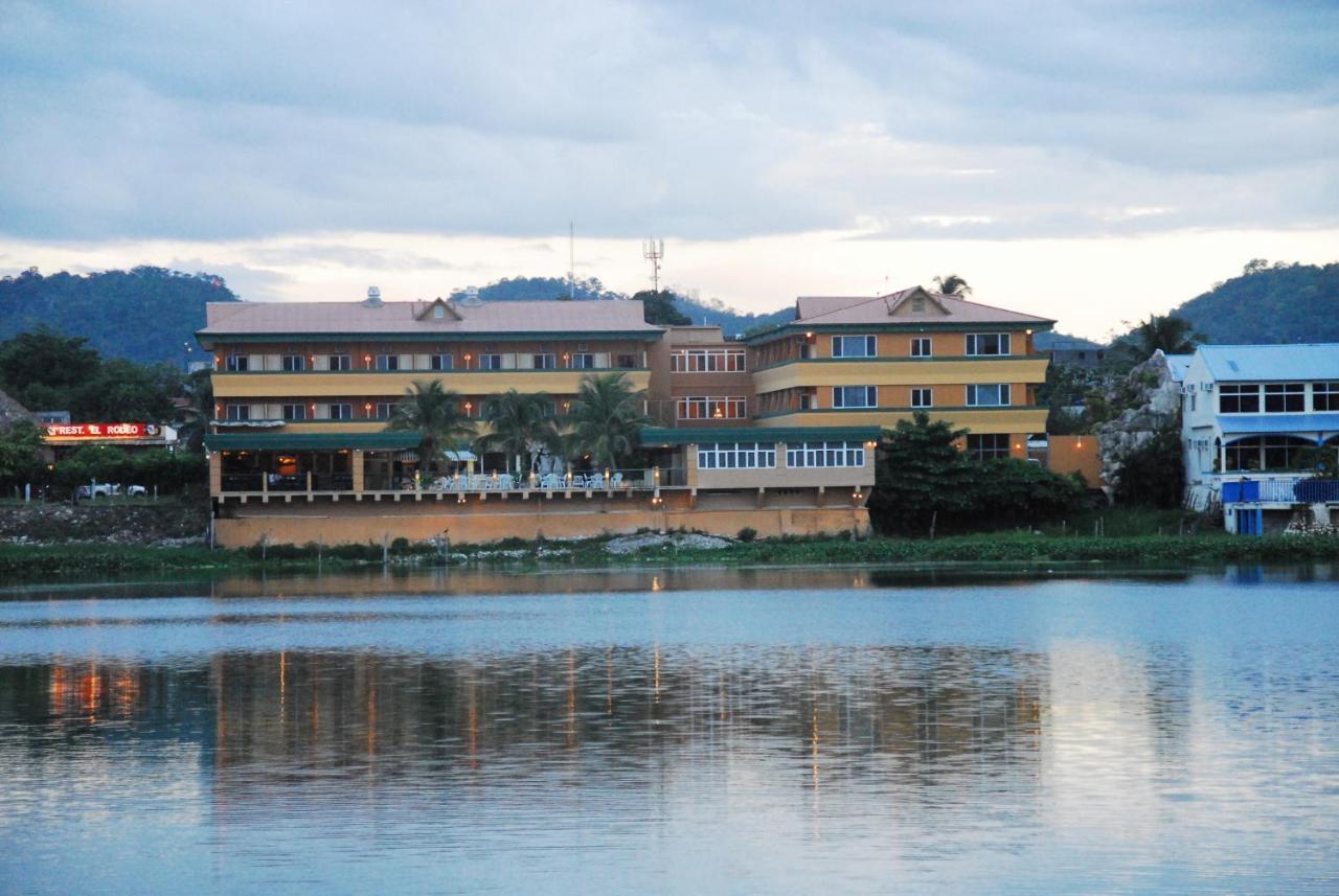 Peten Esplendido Flores Szoba fotó
